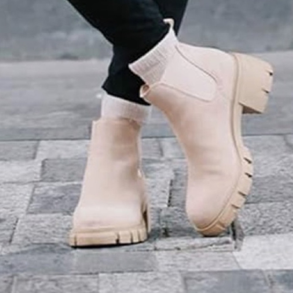 Juliet Holy size  9 Lug Sole Platform Ankle Booties Chelsea  Chunky Block Heel